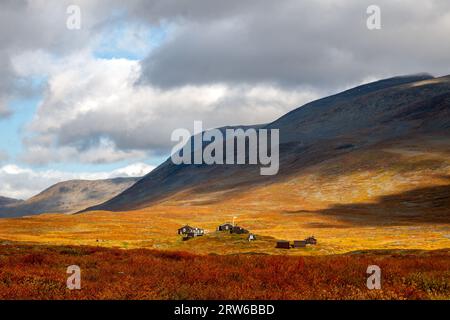 Salka Mountain Hut sur le sentier de randonnée de Kungsleden en Laponie en automne, Suède Banque D'Images