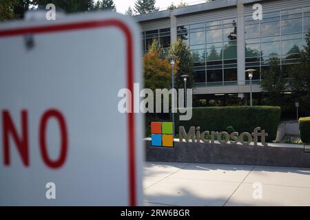 Redmond, États-Unis. 16 septembre 2023. Le logo de Microsoft est vu à l'extérieur de leur siège. Microsoft est l'une des plus grandes entreprises technologiques au monde, il fabrique de nombreux produits logiciels chaque année. Le siège social de Microsoft est situé dans la ville de Redmond, État de Washington aux États-Unis, et il est très proche de Seattle. Le siège de Microsoft est partiellement ouvert au public. Crédit : SOPA Images Limited/Alamy Live News Banque D'Images