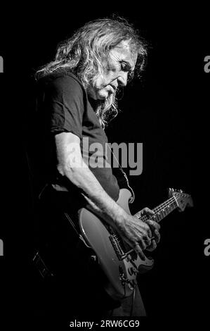 Dean Howard à la guitare et au chant Banque D'Images