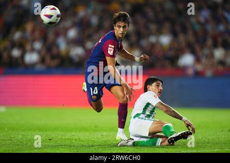 Barcelone, Espagne. 16 septembre 2023. Joao Felix du FC Barcelone et Hector Bellerin Real Betis lors du match de la Liga EA Sports entre le FC Barcelone et le Real Betis ont joué au stade Lluis Companys le 16 septembre 2023 à Barcelone, en Espagne. (Photo Bagu Blanco/PRESSINPHOTO) crédit : PRESSINPHOTO SPORTS AGENCY/Alamy Live News Banque D'Images