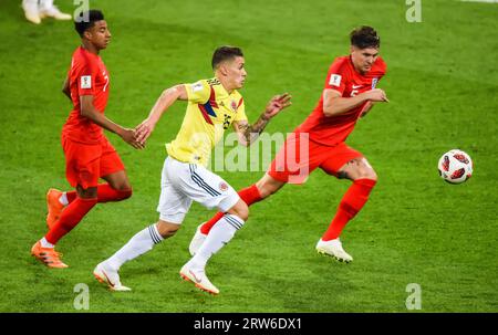Moscou, Russie – 3 juillet 2018. Le milieu de terrain de l'équipe nationale de football de Colombie Mateus Uribe contre les joueurs d'Angleterre Jesse Lingard et John Stones pendant WO Banque D'Images