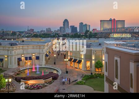 Shreveport, Louisiane, États-Unis, gratte-ciel du centre-ville et zones commerçantes au crépuscule. Banque D'Images