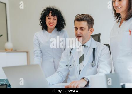 Professionnels de santé expérimentés analysant les résultats médicaux et conseillant les patients Banque D'Images