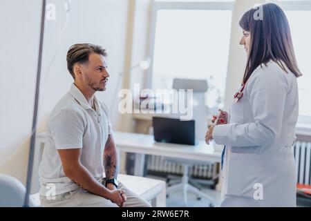 Médecin expérimenté effectuant des examens médicaux dans la chambre d'hôpital Banque D'Images