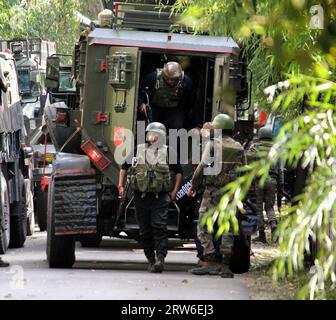 Des soldats de l'armée indienne se tiennent près du site d'une fusillade entre les militants et les forces de sécurité qui est entré le troisième jour dans le village de Gadole de Kokernag à Anantnag dans l'État de Jammu-et-Cachemire administré par l'Inde le 16 septembre 2023. Quatre membres des forces de sécurité, dont un colonel de l'armée indienne, un major et un surintendant adjoint de la police du Jammu-et-Cachemire et un soldat, ont perdu la vie dans une fusillade en cours, ont déclaré des responsables. Dans un incident séparé, l'armée indienne a affirmé avoir tué trois militants dans le secteur de Hathlanga à Uri, dans le district de Baramulla, au nord du Cachemire. (Photo de Mubashir Hassan/P. Banque D'Images