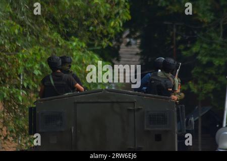 Anantnag, Inde. 16 septembre 2023. Les forces indiennes se dirigent vers le site de rencontre dans la région de Kokernag du district d'Anantnag, au sud de Srinagar, Cachemire sous administration indienne, le 16 septembre 2023. Les autorités ont rapporté qu'une bataille de fusils en cours a coûté la vie à quatre membres des forces indiennes. Parmi les tués se trouvent un colonel de l'armée indienne, un major, un surintendant adjoint de la police. (Photo de Mubashir Hassan/Pacific Press/Sipa USA) crédit : SIPA USA/Alamy Live News Banque D'Images