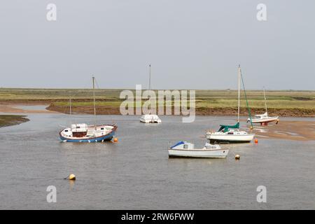 Bateaux amarrés sur l'estuaire de la flotte de l'est, Wells à côté de la mer Banque D'Images