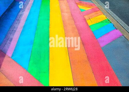 Traversée de rue colorée sur le sol d'une rue Banque D'Images