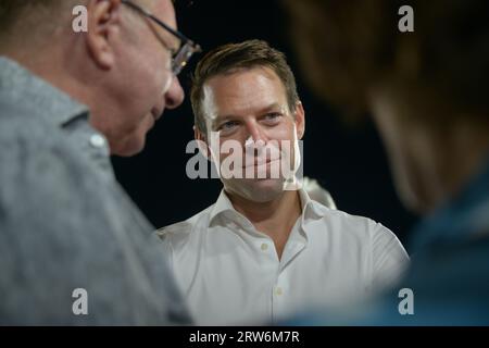 Athènes, Grèce - 16 septembre 2023. Stefanos Kasselakis s’entretient avec ses partisans, lors de sa campagne électorale en tant que candidat à la direction de SYRIZA pour remplacer Alexis Tsipras. L'homme d'affaires self-made de 35 ans a déclenché un spectre de réactions car il est jeune, attrayant, riche, auto-made, d'origine grecque, multilingue, ouvertement gay, défenseur des droits des animaux, bientôt père et il promet également d’apporter une nouvelle ère de renouveau à SYRIZA. Crédit : Dimitris Aspiotis/Alamy Banque D'Images