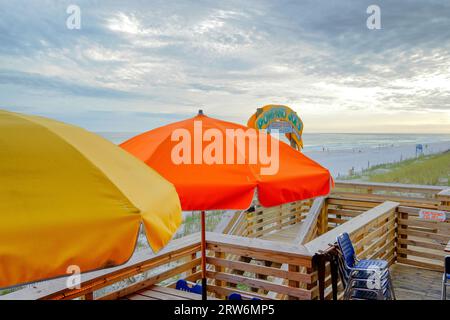 Restaurant Pompano Joe's et bar entrée sur la plage avec tables parasols lumineuses, à Miramar Beach, à l'est de destin, Floride, États-Unis, sur le golfe du Mexique. Banque D'Images