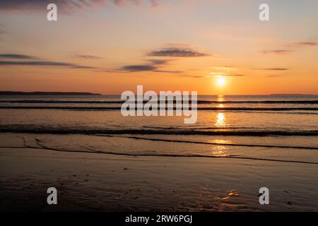 Golden Sunset vue sur la mer et la plage avec reflets ; vue sur le sable scintillant et les petites ondelettes de l'Atlantique à Northam, vers Hartland point Banque D'Images