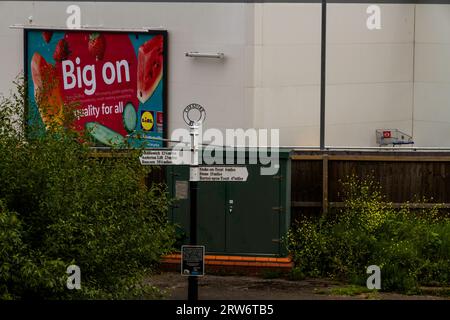 KIDSGROVE, ANGLETERRE – JUIN 11 2022 : panneau de poteau de doigt pour les endroits sur le Cheshire Ring a Circular canal route. Kidsgrove, Newcastle-under-Lyme, United Ki Banque D'Images