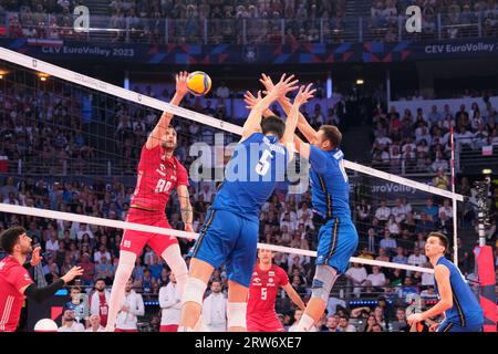 Rome, Italie. 16 septembre 2023. Norbert Huber de Pologne (G), Alessandro Michieletto (C) et Roberto Russo (R) d'Italie en action pendant le match entre l'Italie et la Pologne lors du match pour la médaille d'or de la finale de l'Eurovolley 2023 hommes. L'équipe nationale de Pologne remporte le match pour la médaille d'or contre l'Italie avec un score de 0-3. (Photo Elena Vizzoca/SOPA Images/Sipa USA) crédit : SIPA USA/Alamy Live News Banque D'Images