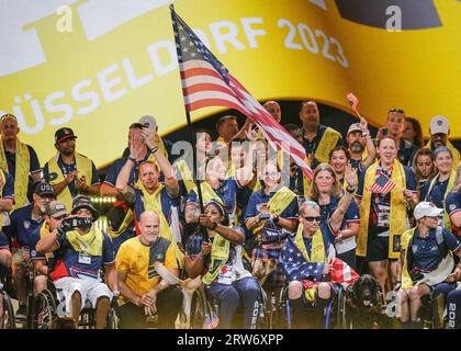 Düsseldorf, Allemagne. 16 septembre 2023. Équipe USA sur scène. Les Jeux Invictus Düsseldorf se terminent par une cérémonie de clôture au Merkur Spiel Arena. 21 nations ont participé aux jeux cette année. Les athlètes défilent autour de l'arène et participent, et il y a des représentations des chanteurs Sam Ryder et Rita Ora, ainsi que des discours du prince Harry, du président allemand Steinmeyer et d'autres dignitaires. Crédit : Imageplotter/Alamy Live News Banque D'Images