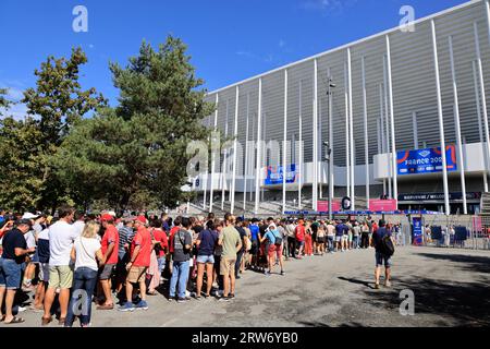 Bordeaux, France. 16 septembre 2023. Fans, supporters et spectateurs à l’entrée du match de la coupe du monde de rugby Chili-Samoa 2023 au stade de Bordeaux dans une ambiance conviviale. Les supporters chiliens sont en rouge. Photo Hugo Martin / Alamy Live News. Banque D'Images