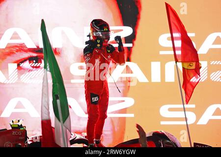 Singapour. 17 septembre 2023. Le pilote Ferrari Carlos Sainz, d’Espagne, célèbre sur le podium après avoir remporté la Formule 1 Singapore Grand Prix Night Race au Marina Bay Street circuit, le 17 septembre 2023. Crédit : puis Chih Wey/Xinhua/Alamy Live News Banque D'Images