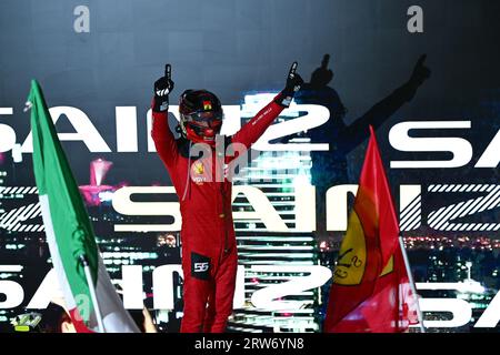 Singapour. 17 septembre 2023. Le pilote Ferrari Carlos Sainz, d’Espagne, célèbre sur le podium après avoir remporté la Formule 1 Singapore Grand Prix Night Race au Marina Bay Street circuit, le 17 septembre 2023. Crédit : puis Chih Wey/Xinhua/Alamy Live News Banque D'Images