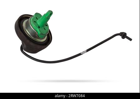 Bouchon en plastique du réservoir de remplissage de carburant sur fond blanc isolé. Industrie pétrolière et gazière. Catalogue de pièces automobiles. Banque D'Images