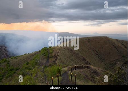 Trekking de volcan dans le parc national de Masaya au coucher du soleil Banque D'Images