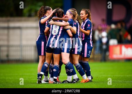 Londres, Royaume-Uni. 17 septembre 2023. Londres, Angleterre, 17 septembre 2023 : les joueuses de Dulwich Hamlet célèbrent leur premier but lors du match de Premier League entre Dulwich Hamlet et Millwall à Champion Hill à Londres, Angleterre. (Liam Asman/SPP) crédit : SPP Sport Press photo. /Alamy Live News Banque D'Images