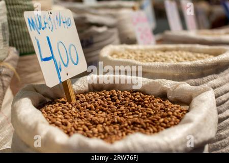 Salvador, Bahia, Brésil - 28 mars 2015 : haricots en vente à la foire Sao Joaquim, ville de Salvador, Bahia. Banque D'Images