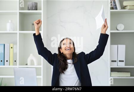 Super heureuse femme mature exécutif levant les mains Banque D'Images
