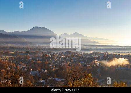 Panorama des Alpes juliennes près de Bled en automne le matin avec brume, photo de voyage en Slovénie Banque D'Images