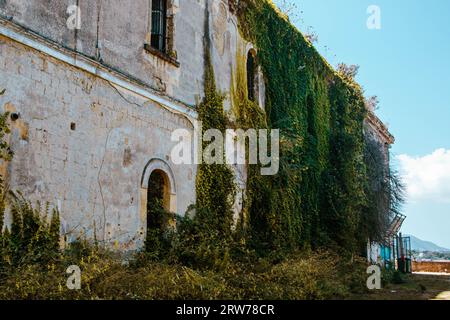 A Procida, Italie, on, 08, 01,23, l'ancienne prison abandonnée dans le palais d'Avalos Banque D'Images