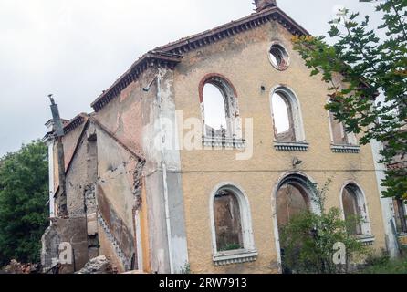 bâtiment brûlé dans le jardin envahi Banque D'Images