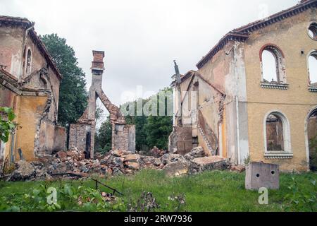 bâtiment brûlé dans le jardin envahi Banque D'Images