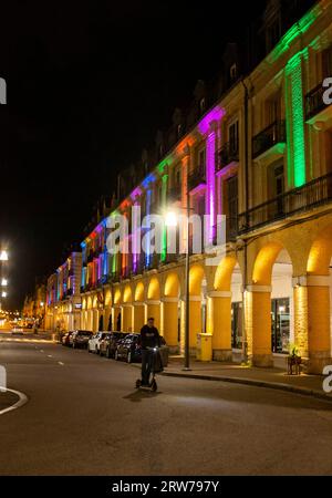 Bâtiments éclairés la nuit à Dieppe , Normandie Dieppe est un port de pêche sur la côte normande du nord de la France Banque D'Images