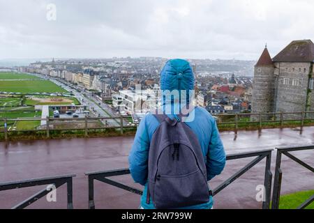 Touriste regardant sur la ville de Dieppe sur une journée humide à Dieppe , Normandie Dieppe est un port de pêche sur la côte normande du nord de la France Banque D'Images