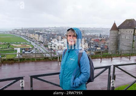 Touriste regardant sur la ville de Dieppe sur une journée humide à Dieppe , Normandie Dieppe est un port de pêche sur la côte normande du nord de la France Banque D'Images