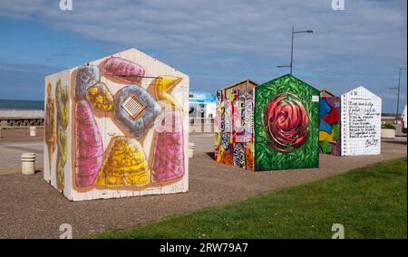 Art balnéaire sur les cabanes de plage à Dieppe , Normandie Dieppe est un port de pêche sur la côte normande du nord de la France Banque D'Images