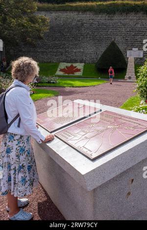 Un visiteur regarde l'information dans les jardins commémoratifs aux soldats canadiens à Dieppe, en Normandie Banque D'Images