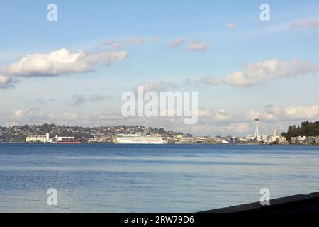 Horizon du centre-ville de Seattle, y compris Space Needle, Ferries et Industrial District Banque D'Images