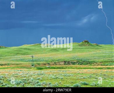 Dans l'approche de foudre tempête sur la prairie près de Jordan, Montana Banque D'Images