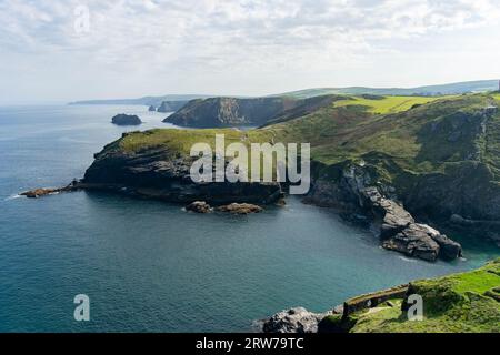 Côte cornouaillaise spectaculaire avec des falaises escarpées et des empilements de mer sous un ciel nuageux Banque D'Images