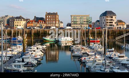 Le port de plaisance de Dieppe, Normandie Dieppe est un port de pêche sur la côte normande du nord de la France Banque D'Images