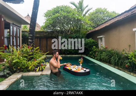 Plateau flottant Brakfast dans la piscine privée à Ubud Bali Banque D'Images