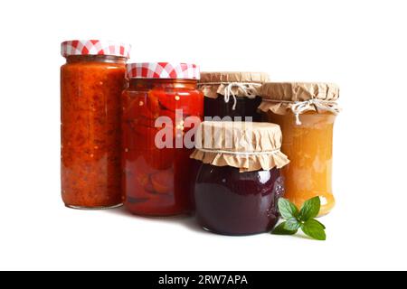 Légumes et fruits conservés isolés sur fond blanc. Conserver les aliments à la maison. Banque D'Images