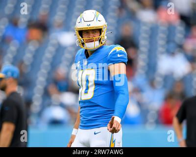 Nashville, Tennessee, États-Unis. 17 septembre 2023. Le quarterback des Chargers de Los Angeles Justin Herbert (10) se réchauffe lors de l'avant-match d'un match de la NFL entre les Chargers de Los Angeles et les Titans du Tennessee à Nashville, Tennessee. Steve Roberts/CSM/Alamy Live News Banque D'Images