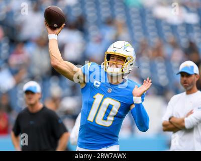 Nashville, Tennessee, États-Unis. 17 septembre 2023. Le quarterback des Chargers de Los Angeles Justin Herbert (10) se réchauffe lors de l'avant-match d'un match de la NFL entre les Chargers de Los Angeles et les Titans du Tennessee à Nashville, Tennessee. Steve Roberts/CSM/Alamy Live News Banque D'Images