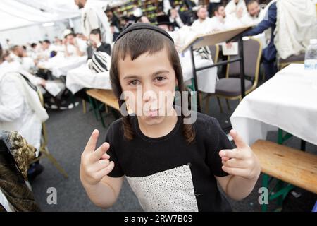 Non exclusive : UMAN, UKRAINE - 16 SEPTEMBRE 2023 - Un garçon est photographié lors de la célébration de Rosh Hashanah, le nouvel an juif, Uman, Cherkasy Reg Banque D'Images