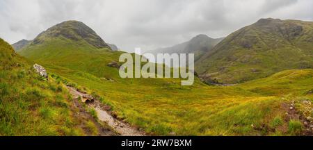 Panorama de montagnes couvertes d'une couverture verte et de brume sur les sommets, Glencoe, Écosse Banque D'Images