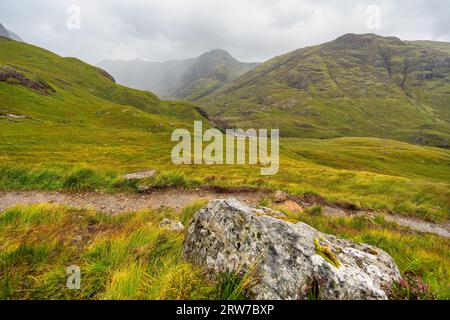 Montagnes verdoyantes couvertes de brouillard et sentiers de randonnée dans la vallée de Glencoe, en Écosse Banque D'Images