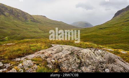 Montagnes verdoyantes couvertes de brouillard et sentiers de randonnée dans la vallée de Glencoe, en Écosse Banque D'Images