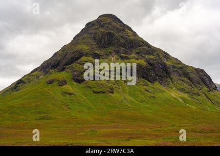 Montagne en forme de pyramide couverte d'une couverture verte dans la vallée de Glencoe, en Écosse Banque D'Images