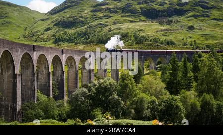 Le train à vapeur jacobite de fort William traverse le viaduc de Glenfinnan Banque D'Images