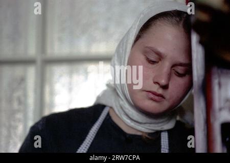 Comté d'Ilfov, Roumanie, 1999. Portrait d'un jeune novice au monastère de Pasarea. Banque D'Images